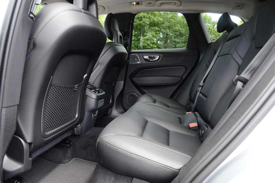 Интерьер Volvo XC60 D4 Momentum 2017 года  (UK) (фото 9 из 13)